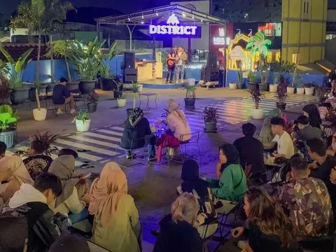 Suasana malam hari di M District Depok.