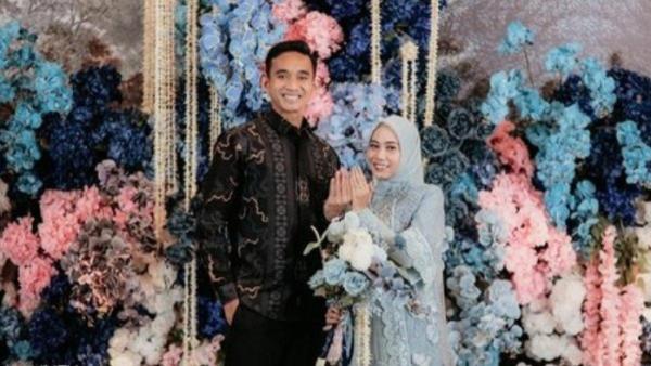 Pada tanggal 2 Desember 2024, Rizky Ridho membagikan momen bahagia melamar kekasihnya, Sendy Aulia.