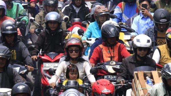 Kendaraan bermotor terjebak kemacetan saat melintas di Jalan Sayuran, Desa Cangkuang Kulon, Kecamatan Dayeuhkolot, Kabupaten Bandung, Jawa Barat, Sabtu (23/11/2024).