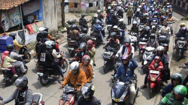 Kendaraan bermotor terjebak kemacetan saat melintas di Jalan Sayuran, Desa Cangkuang Kulon, Kecamatan Dayeuhkolot, Kabupaten Bandung, Jawa Barat, Sabtu (23/11/2024).