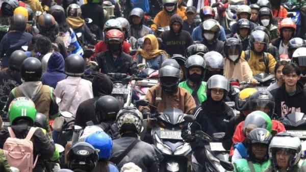 Kendaraan bermotor terjebak kemacetan saat melintas di Jalan Sayuran, Desa Cangkuang Kulon, Kecamatan Dayeuhkolot, Kabupaten Bandung, Jawa Barat, Sabtu (23/11/2024).