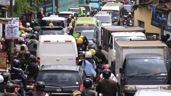 Kendaraan bermotor terjebak kemacetan saat melintas di Jalan Sayuran, Desa Cangkuang Kulon, Kecamatan Dayeuhkolot, Kabupaten Bandung, Jawa Barat, Sabtu (23/11/2024).