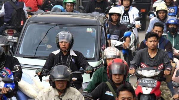 Kendaraan bermotor terjebak kemacetan saat melintas di Jalan Sayuran, Desa Cangkuang Kulon, Kecamatan Dayeuhkolot, Kabupaten Bandung, Jawa Barat, Sabtu (23/11/2024).