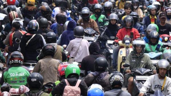 Kendaraan bermotor terjebak kemacetan saat melintas di Jalan Sayuran, Desa Cangkuang Kulon, Kecamatan Dayeuhkolot, Kabupaten Bandung, Jawa Barat, Sabtu (23/11/2024).