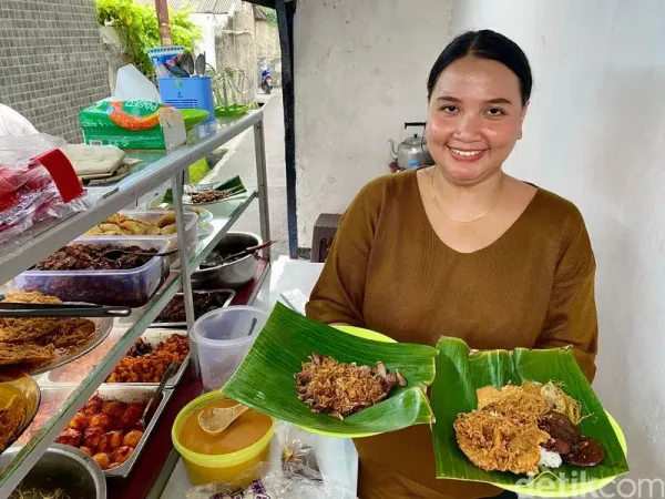 Nasi Uduk Ibu Sidar: Nasi Uduk 'Ngumpet' di Palmerah Pakai Semur Jengkol yang Legit!
