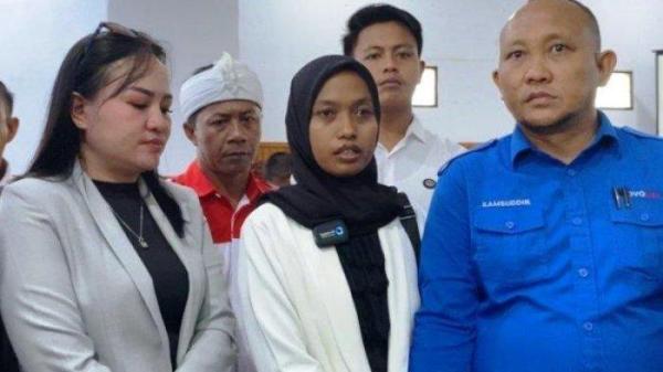 Guru honorer di Konawe Selatan (Konsel), Supriyani seusai sidang perdana di PN Andoolo, Konawe Selatan, Sulawesi Tenggara.