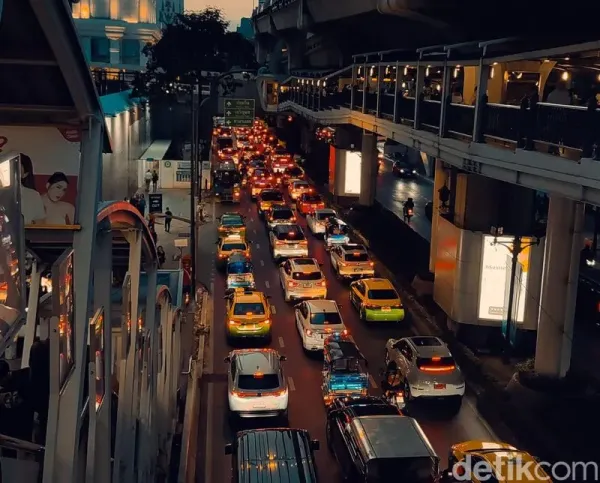 Lalu lintas di Bangkok, Thailand.