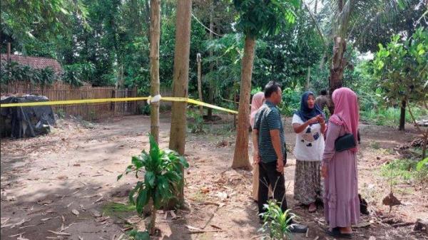 Suasana rumah korban satu keluarga ditemukan tergeletak bersimbah darah di Dusun Gondang Legi Kecamatan Ngancar Kabupaten Kediri, Kamis (5/12/2024).