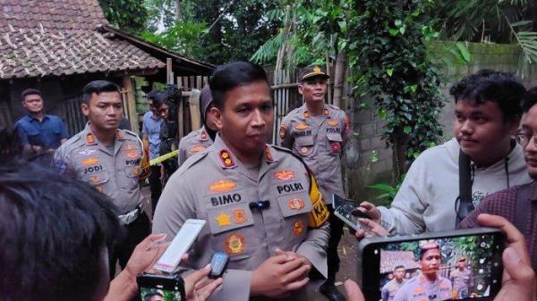 Kapolres Kediri AKBP Bimo Ariyanto saat melakukan olah TKP di Ngancar, Kediri, Kamis (5/12/2024).