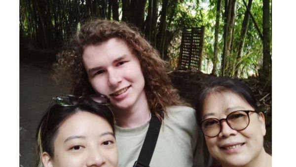 Leony dan Charles menjalani masa pacaran di usia yang sudah cukup matang. 