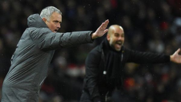 Reaksi manajer Manchester United, Jose Mourinho (kiri), dan manajer Manchester City, Josep Guardiola, dalam laga Liga Inggris di Stadion Old Trafford, Manchester, pada 10 Desember 2017.