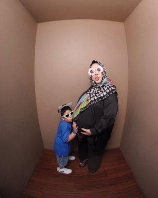 RIsa Saraswati mengabadikan foto baby bump bersama putra pertama, Anaking