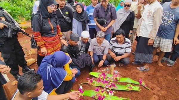 Terpidana kasus Vina Cirebon, Sudirman, mendatangi pemakaman ibu