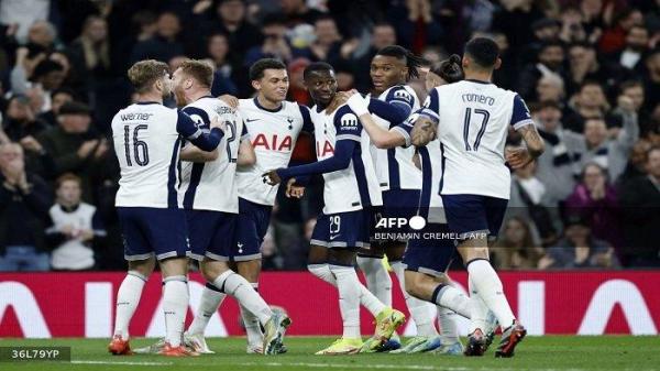 Pemain Tottenham Hotspur asal Senegal #29 Pape Matar Sarr (C) merayakan gol kedua timnya selama pertandingan sepak bola babak 16 besar Piala Liga Inggris antara Tottenham Hotspur dan Manchester City di Stadion Tottenham Hotspur di London, pada 30 Oktober 2024.