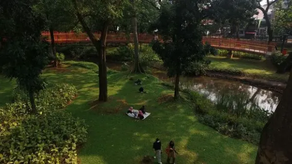 Aktivitas pengunjung di Tebet Eco Park, Jakarta, saat Idul Adha 2023.