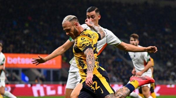 Aksi pemain Inter Milan, Federico Dimarco (depan) berduel dengan bek Venezia, Jay Idzes (belakang) pada pekan ke-11 Liga Italia, Senin (4/11/2024) dini hari WIB.