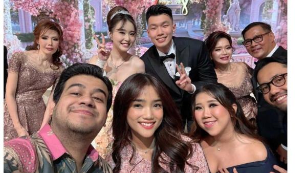 Postingan Fuji di Instagram yang berisi ucapan selamat kepada Vincent dan Vior mendapatkan lebih dari 1 juta likes dan ribuan komentar. 