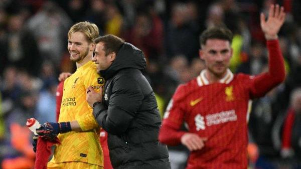 Kiper Liverpool Caoimhin Kelleher (kiri) dan gelandang Liverpool asal Argentina Alexis Mac Allister (kanan) bereaksi setelah pertandingan sepak bola Liga Champions UEFA antara Liverpool dan Real Madrid di Anfield di Liverpool, Inggris barat laut pada 27 November 2024. Liverpool memenangkan pertandingan dengan skor 2-0.