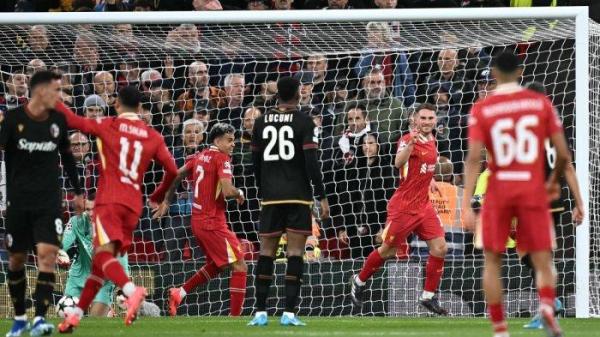 Gelandang Liverpool asal Argentina #10 Alexis Mac Allister (2R) merayakan gol pembuka dalam pertandingan sepak bola tahap Liga Champions UEFA antara Liverpool dan Bologna di Anfield di Liverpool, Inggris barat laut pada 2 Oktober 2024. (Foto oleh Paul ELLIS / AFP)
