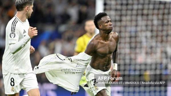 Vinicius Junior dari Real Madrid merayakan golnya selama pertandingan sepak bola pekan ke-3 Liga Champions UEFA antara Real Madrid dan Borussia Dortmund di Stadion Santiago Bernabeu di Madrid, Spanyol pada 22 Oktober 2024. Burak Akbulut / Anadolu