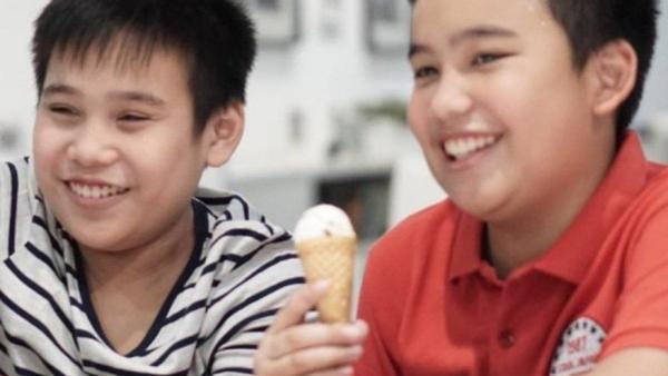 Salah satu dari putra kembar Cindy Fatikasari yang bernama Omar mengalami Autism Spectrum Disorder (ASD). 
