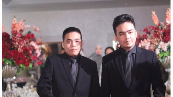 Omar dan Keanu tampil dengan gaya yang trendi dan berkelas. Penampilan mereka sering menjadi perhatian karena selera fashion yang kekinian.