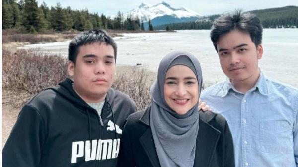 Meski saat kecil terlihat cukup mirip, ketika beranjak remaja, wajah Keanu dan Omar ternyata mulai terlihat berbeda satu sama lain. 