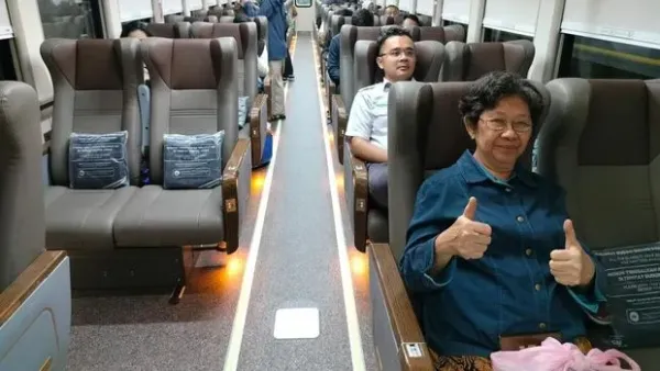 Kereta eksekutif Direct Train Jakarta-Semarang