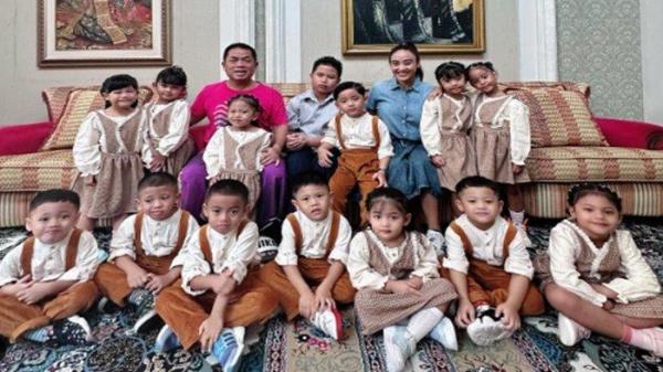 Monica Soraya dan 13 anak angkatnya