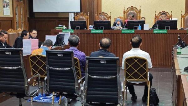 Terdakwa Beneficial Owner CV Venus Inti Perkasa (VIP) Tamron alias Aon dkk menjalani sidang pembacaan tuntutan jaksa penuntut umum (JPU) terkait kasus korupsi tata niaga komoditas timah di wilayah izin usaha pertambangan (IUP) PT Timah Tbk Bangka Belitung tahun 2015-2022 dan tindak pidana pencucian uang (TPPU) di Pengadilan Tipikor Jakarta, Senin (9/12/2024).