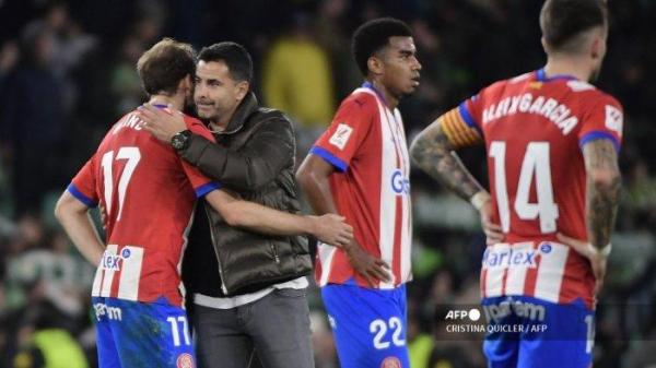 Pelatih Girona asal Spanyol Michel menyapa bek Girona asal Belanda #17 Daley Blind di akhir pertandingan sepak bola liga Spanyol antara Real Betis vs Girona FC di stadion Benito Villamarin di Seville pada 21 Desember 2023. CRISTINA QUICLER / AFP