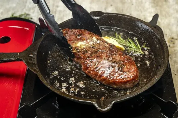 cara memasak steak pakai beberapa bumbu, seperti garam kosher, thyme, hingga madu.