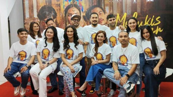 Kru dan pemeran film Melukis Harapan di Langit India foto bersama jelang rilis pada 12 Desember 2024.