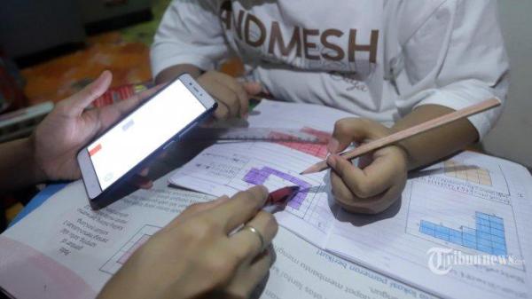 Siswa belajar dari rumah didampingi orangtua, Selasa (31/3/2020). Pemprov DKI Jakarta memperpanjang masa belajar di rumah selama wabah Covid-19 hingga 19 April 2020 mendatang. Mulanya masa kegiatan belajar di rumah bagi siswa-siswi diberlakukan selama dua pekan, terhitung sejak 16 Maret sampai 29 Maret 2020.