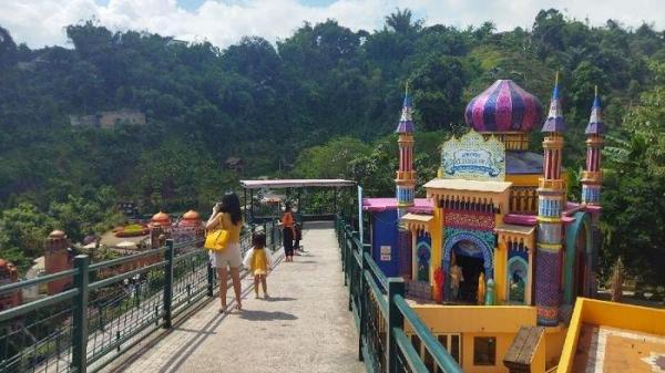 Pengunjung berada di The Great Asia Africa, Lembang, Kabupaten Bandung Barat.
