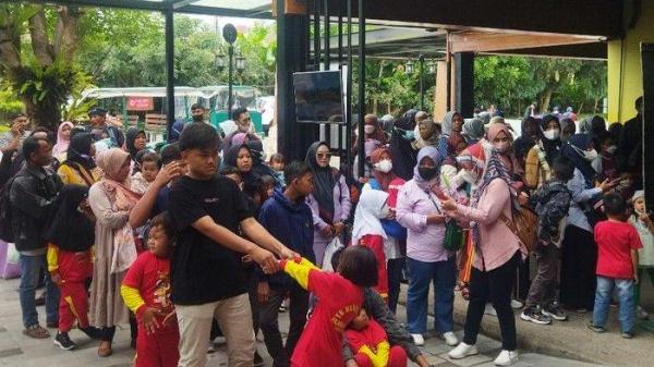 Sejumlah wisatawan saat memadati objek wisata Lembang Park and Zoo, Senin (27/6/2022). Di musim libur sekolah, pengunjung objek wisata Lembang Park and Zoo meningkat, khususnya di akhir pekan.
 