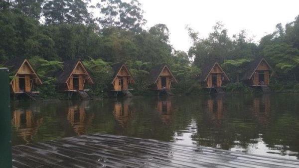 Suasana objek wisata Dusun Bambu yang berlokasi di Jalan Kolonel Masturi, Kertawangi, Kecamatan Cisarua, Kabupaten Bandung Barat, Minggu (16/5/2021). Objek wisata di Bandung Barat sudah dibuka lagi. 