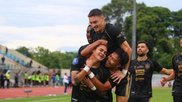 Para pemain PSIS Semarang merayakan gol yang dicetak Gali Freitas ke gawang Semen Padang FC dalam laga pekan ke-12 BRI Liga 1 2024/2025 di Stadion Moch Soebroto Magelang, Minggu (1/12/2024).