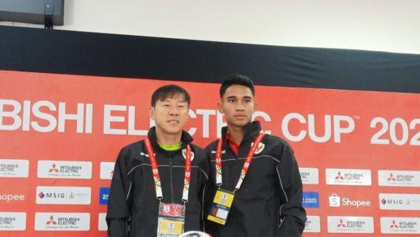 Pelatih Timnas Indonesia, Shin Tae-yong, dan Marselino Ferdinan saat jumpa pers sebelum pertandingan di Stadion Manahan Solo, Rabu (11/12/2024) sore.