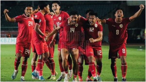 Asnawi Mangkualam (tengah) melakukan selebrasi bersama pemain Timnas Indonesia lainnya setelah mencetak gol ke gawang Myanmar di Piala AFF 2024 Senin, (9/12/2024).