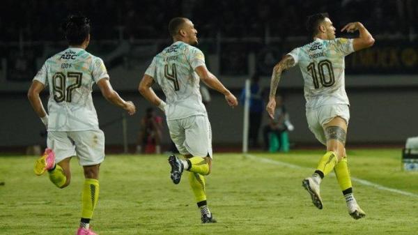 Gelandang Persib Bandung, Tyronne del Pino, merayakan gol ke gawang PSS Sleman pada pekan ke-13 Liga 1 2024-2025 di Stadion Manahan, Solo, Senin (9/12/2024) malam. Persib menang 2-1.