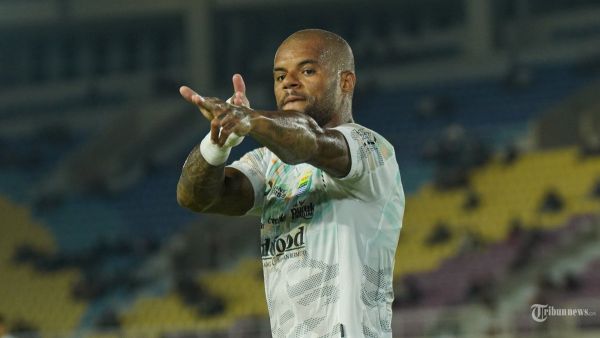 Selebrasi pesepak bola Persib Bandung, David Da Silva setelah mencetak gol timnya ke gawang PSS Sleman dalam lanjutan Liga 1 di Stadion Manahan, Solo, Senin (9/12/2024) malam. Persib sukses mengalahkan PSS Sleman dengan skor akhir 1-2 berkat gol David Da Silva dan Tyronne Del Pino. <div class=