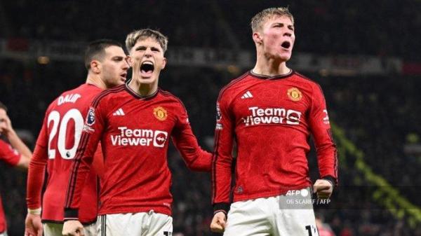Striker Manchester United asal Denmark #11 Rasmus Hojlund (kanan) merayakan bersama gelandang Manchester United asal Argentina #17 Alejandro Garnacho (kiri) setelah mencetak gol ketiga mereka dalam pertandingan sepak bola Liga Premier Inggris antara Manchester United dan Aston Villa di Old Trafford di Manchester, barat laut Inggris, pada 26 Desember 2023. Oli SCARFF / AFP