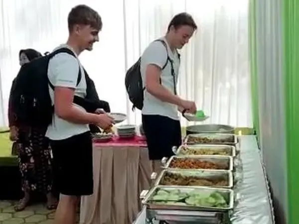 5 Aksi Kocak Bule Saat Cicip Makanan Wagra Lokal Indonesia