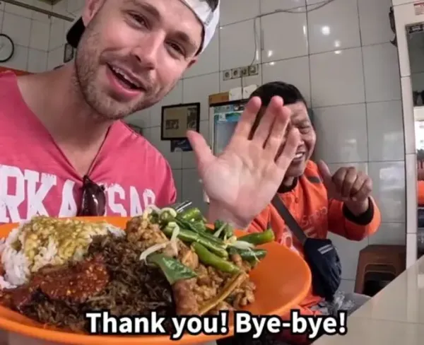 5 Aksi Kocak Bule Saat Cicip Makanan Wagra Lokal Indonesia