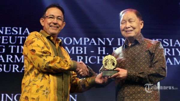 Pendiri Lippo Group Mochtar Riady menerima penghargaan pada acara UI Awarding Night, di kawasan Pejomponan, Jakarta Pusat, Jumat (1/11/2019). Mochtar Riady menerima award sebagai kontributor dalam Bidang Penelitian terhadap UI dan kontributor Dana Abadi UI. Tribunnews/Jeprima  