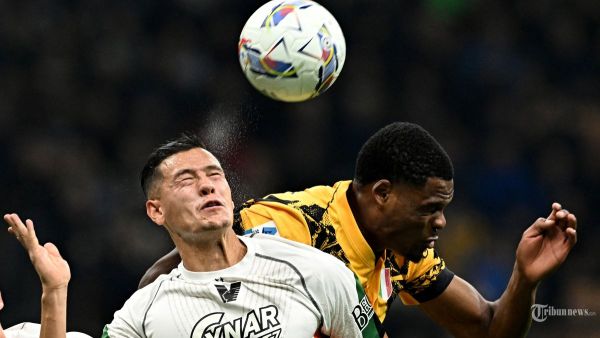 Bek Venezia Indonesia #04 Jay Idzes berebut bola dengan bek Inter Milan asal Belanda #02 Denzel Dumfries (Kanan) selama pertandingan sepak bola Serie A Italia antara Inter Milan dan Venezia FC di stadion San Siro di Milan, pada 3 November 2024. (Photo by GABRIEL BOUYS / AFP)