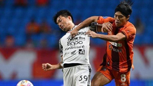 Pemain Borneo FC, Kei Hirose berjibaku dengan penggawa Bali United saat laga pekan ketiga Liga 1, Selasa (27/8/2024) malam WIB.