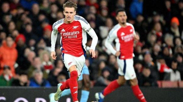Aksi Martin Odegaard bersama Arsenal melawan Nottingham Forest di Stadion Emirates, Sabtu (23/11/2024).