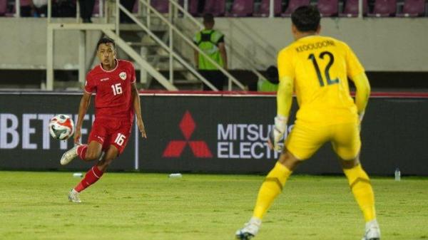 Pesepak bola Timnas Indonesia, Dony Tri Pamungkas (kiri) saat melawan Laos pada ajang Piala AFF 2024 di Stadion Manahan, Solo, Kamis (12/12/2024) malam.